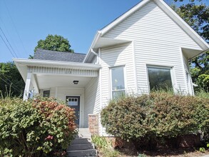 Building Photo - 113 E 10th St