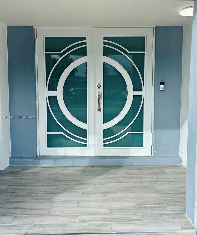 Foto del edificio - 8561 Claridge Dr