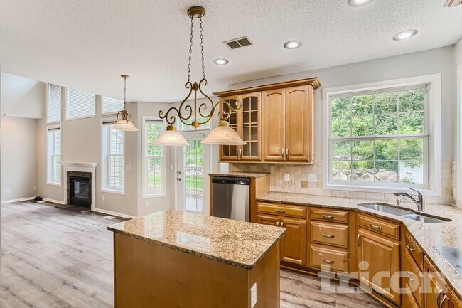 Foto del edificio - 15012 Viewcrest Ln