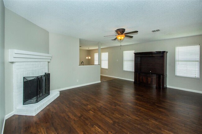 Building Photo - 2224 Maple Dr