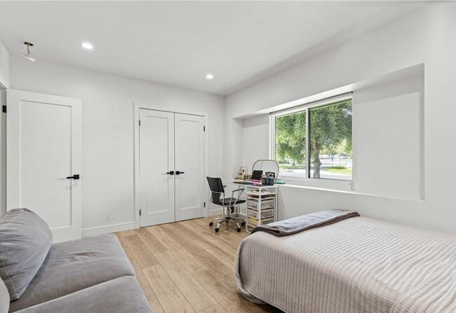 Foto del edificio - 240 W Gainsborough Rd