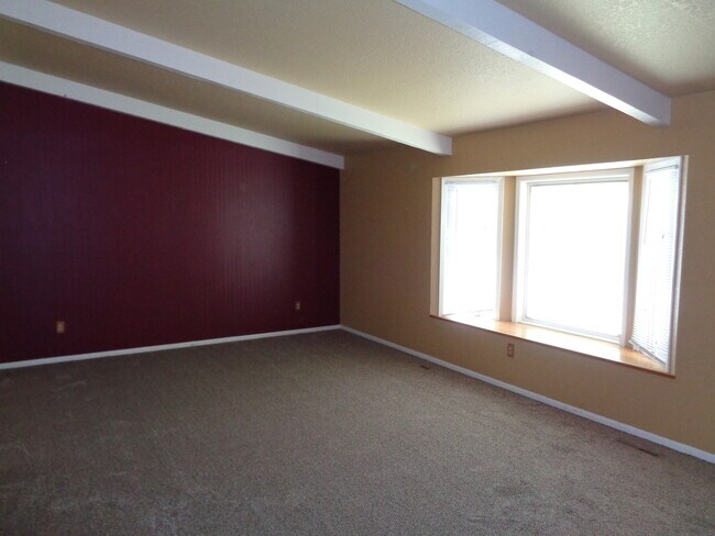 Building Photo - 4 Bed (1 non-egress) High End Home in Bill...