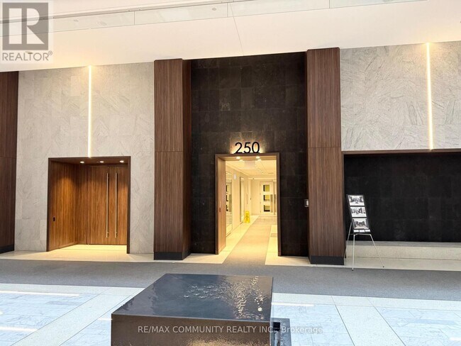 Photo du bâtiment - 250 Wellington St W