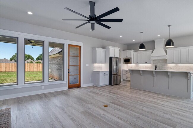 Building Photo - "Charming 3-Bed Retreat with Granite Elegance & Cozy Fireplace in Benton!"