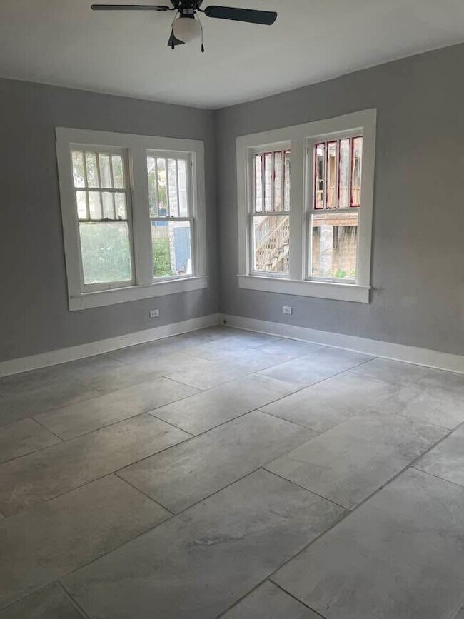 Foto del edificio - 201 E 3rd St