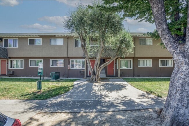 Lexington Apartments - Exterior - Regency & Lexington