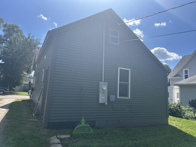 Building Photo - 406 W Alcott Ave
