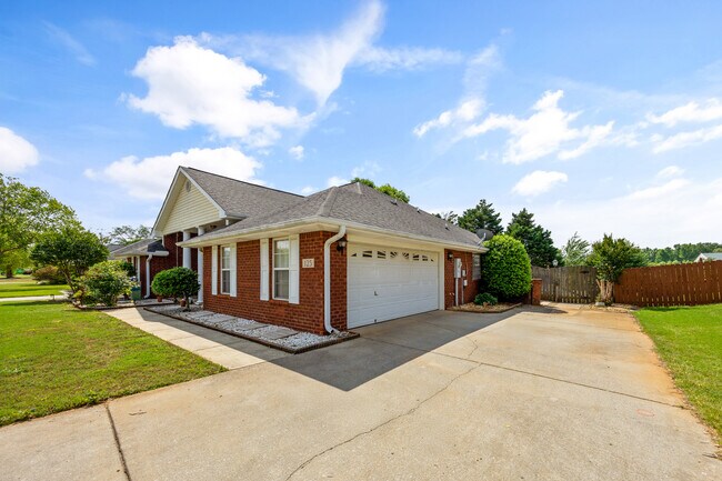 Foto del edificio - 125 Coldsprings Dr