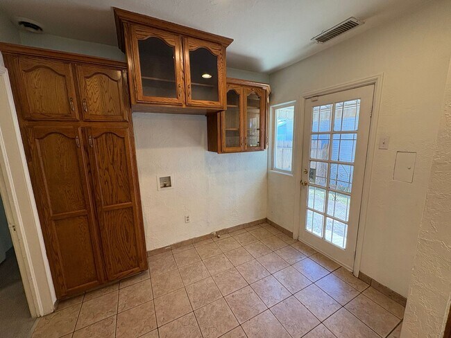 Foto del edificio - Charming home near down town Visalia Rent ...