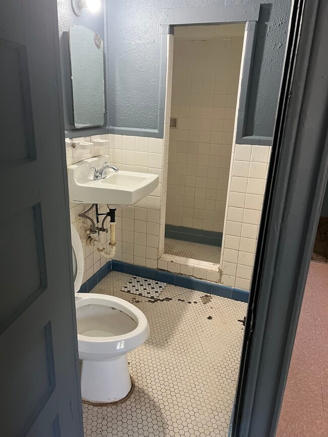 Foto del edificio - 5563 Hall Ave