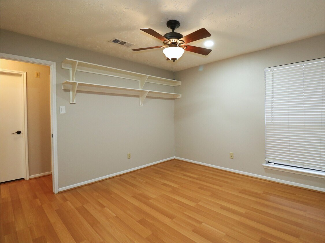 Foto del edificio - 3413 Benfield Dr