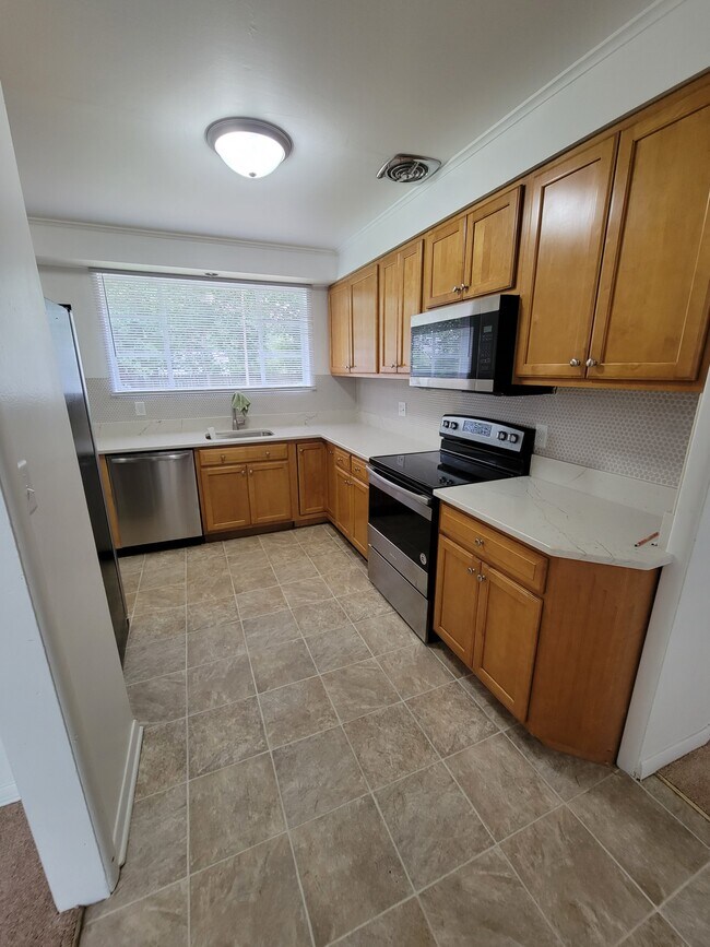 Building Photo - 4011 Buckingham Dr