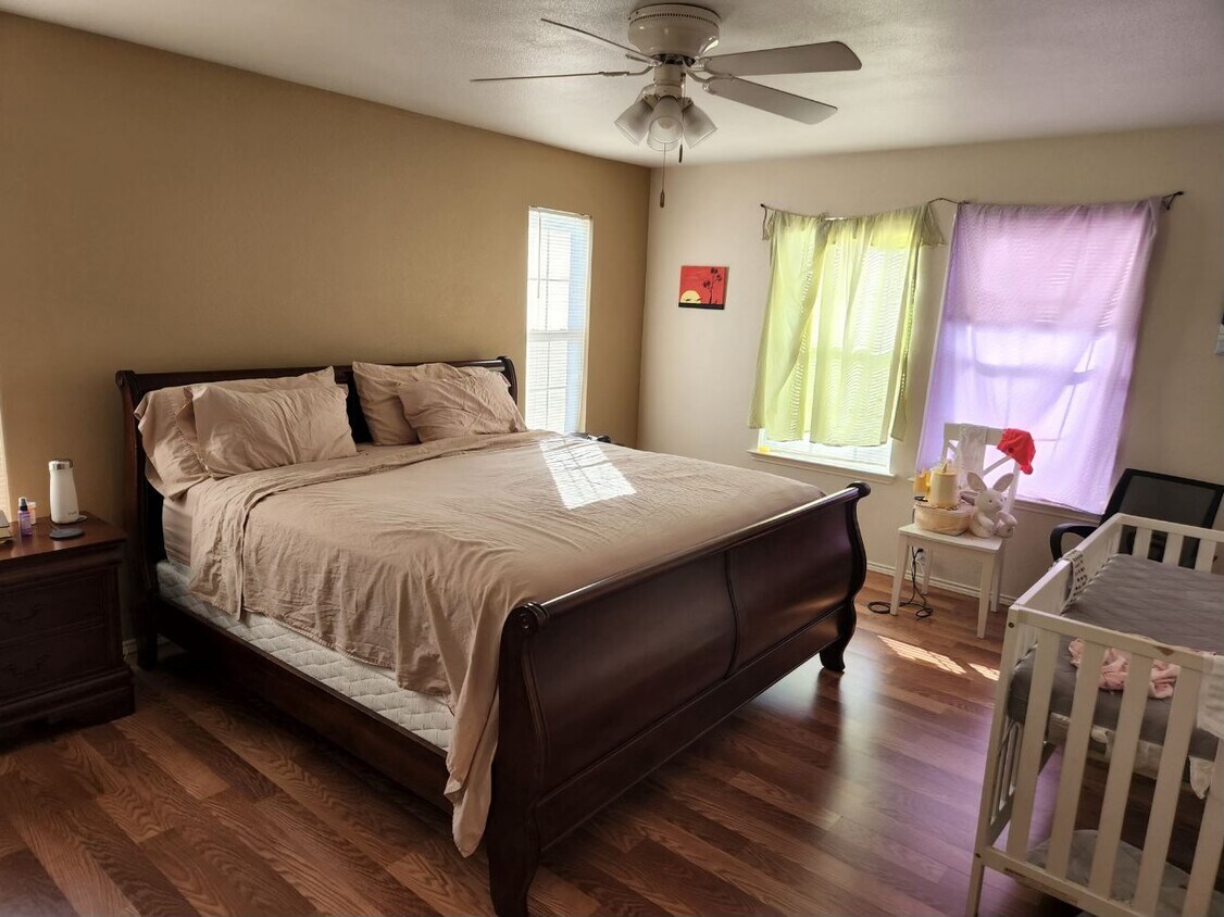 Master bedroom - 2715 Hyde Park Dr