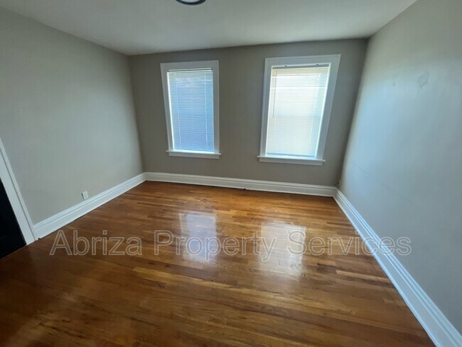 Foto del edificio - 4738 S Grand Blvd