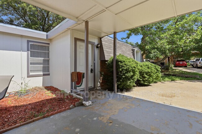 Foto del edificio - 6811 Trail Lake Dr