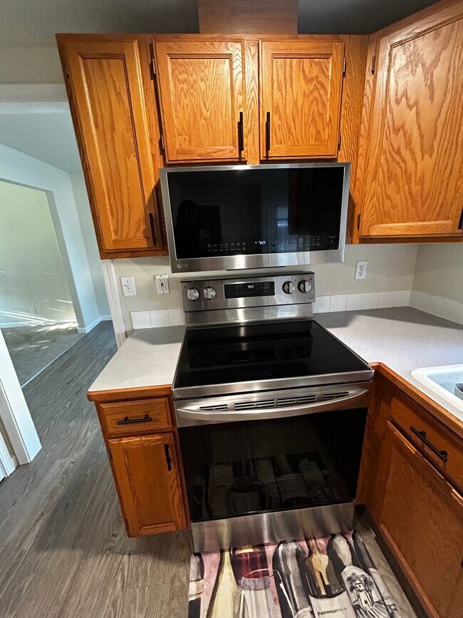 Building Photo - 4 Bedroom in West Boise Available Now