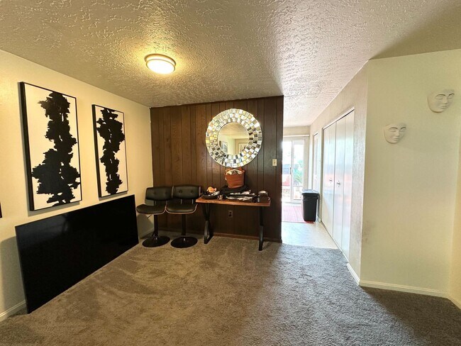 Foto del edificio - Rent-ready this July: 2 Bedroom and 1 Bath...