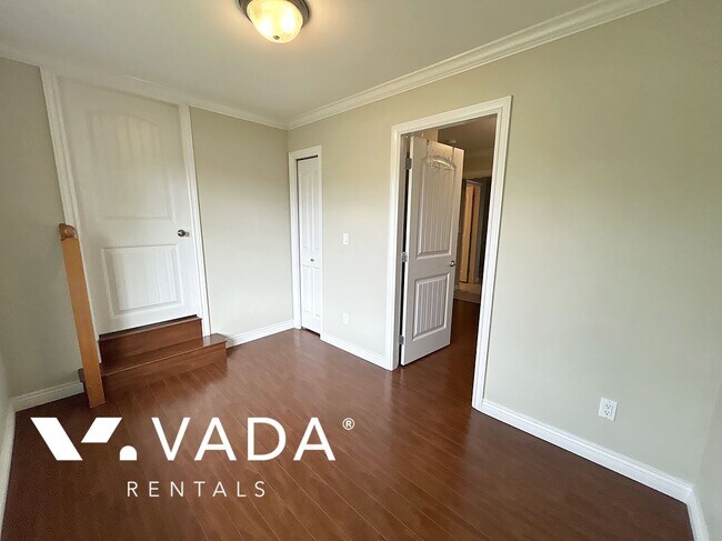 Photo du bâtiment - Knight 1 Bedroom Basement Suite For Rent 2...