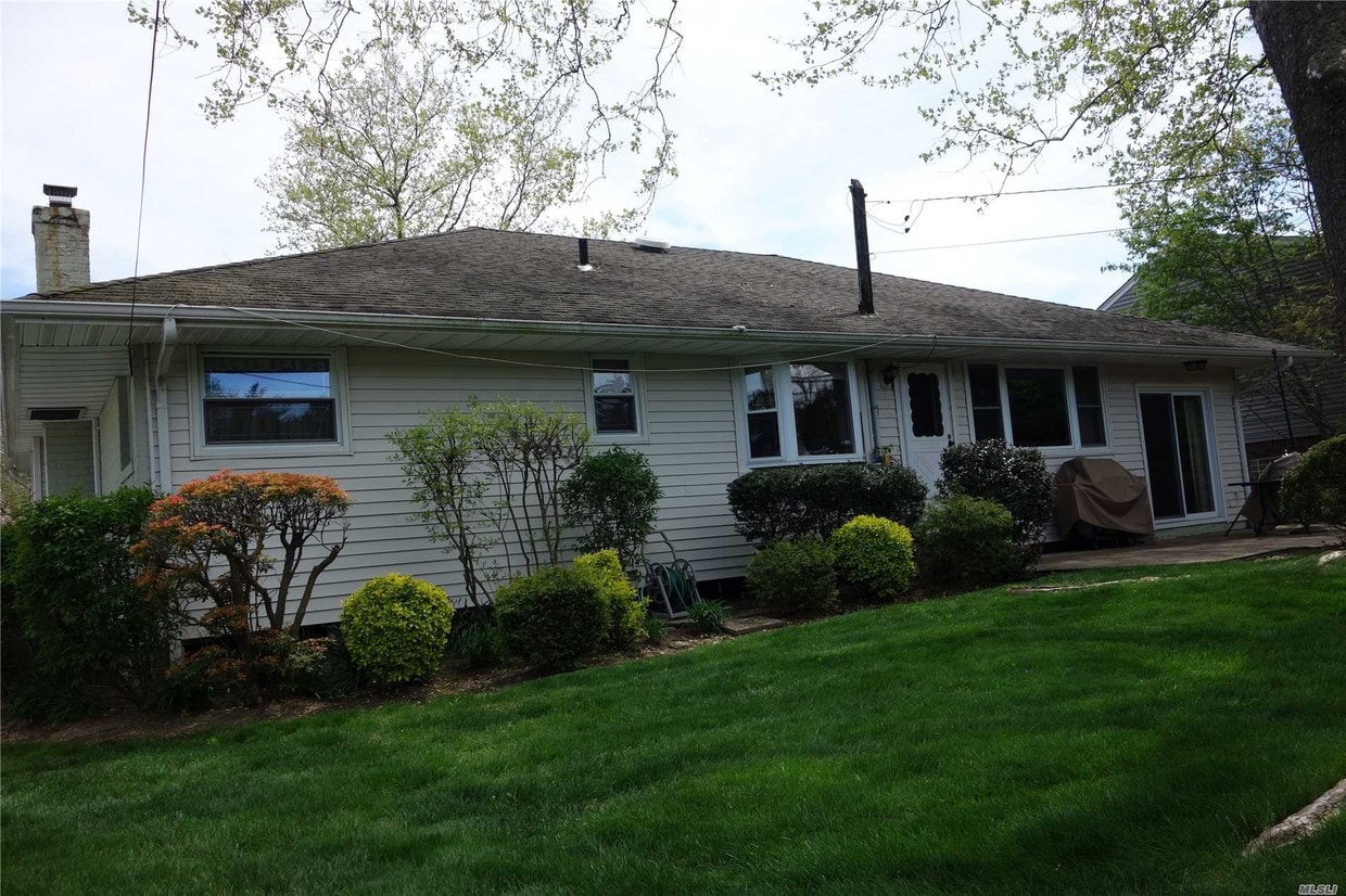 15 Ellis Dr, Syosset, NY 11791 House for Rent in Syosset, NY