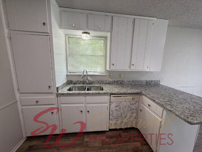 Building Photo - Two bedroom 1 bath with great space on quiet street