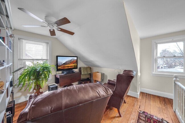 Living room - 218 W Union St