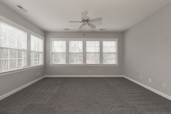 Foto del edificio - Golf course views in Braemar Creek 3 beds