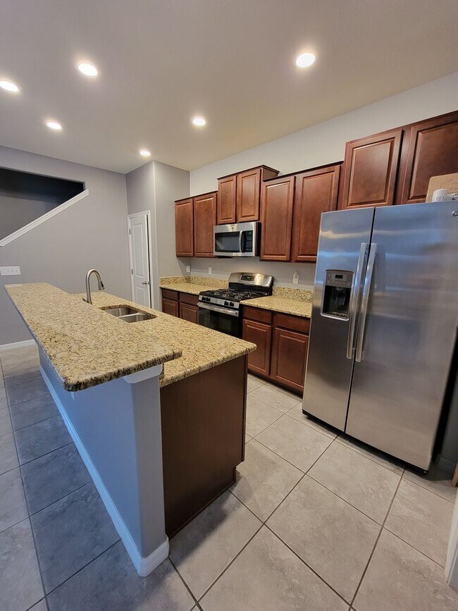 Building Photo - Spacious 4 bedroom 2.5 Bathroom Townhouse ...