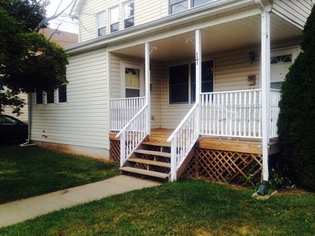 Entrada exterior con porche - 17 Blake Ave