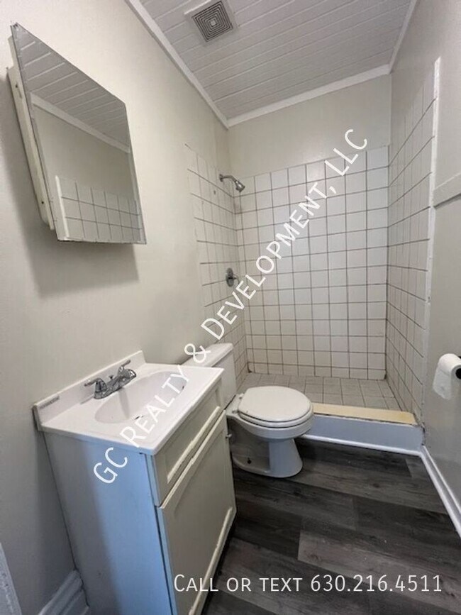 Building Photo - ***REDUCED SECURITY DEPOSIT!  DOWNTOWN ELG...