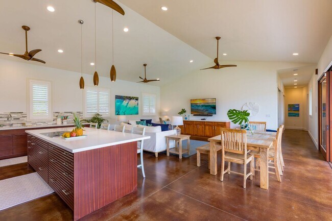 Foto del edificio - Beautiful Private Home w/Pool, Yard & AC - Walk to the Beach