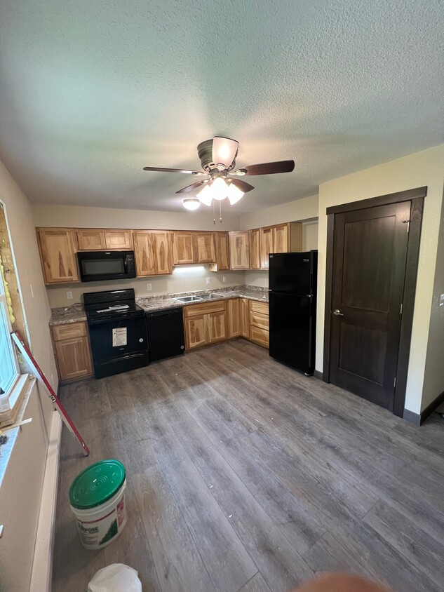 Kitchen - 505 Evergreen Dr