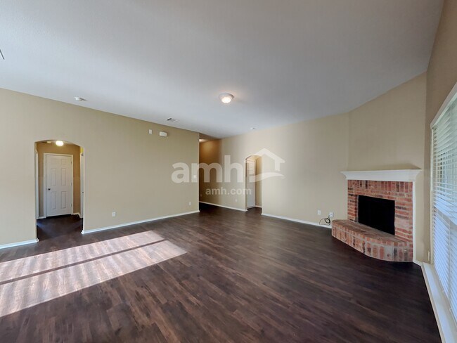Building Photo - 320 Hacienda Dr