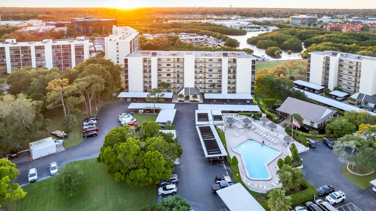 Primary Photo - Modern & Luxurious 7th Floor Condo w/ Pict...