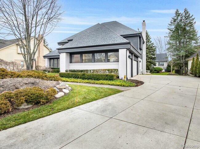 Building Photo - 6565 Burtonwood Dr