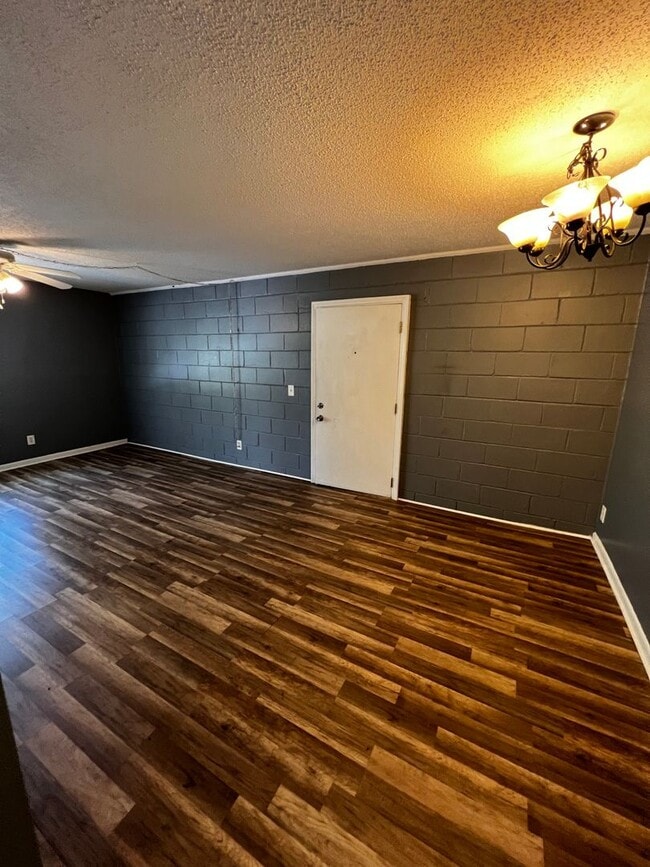 Building Photo - 1/1B 2nd floor unit located in Jacksonvill...