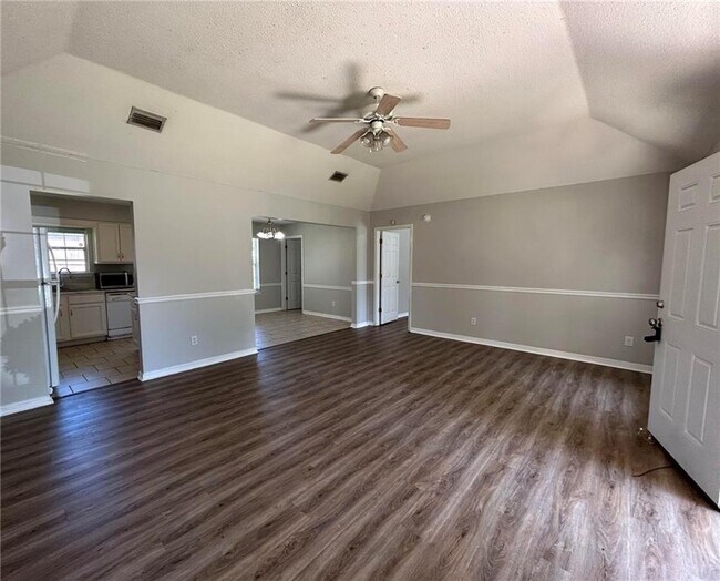 Foto del edificio - 6626 Woodside Ct E