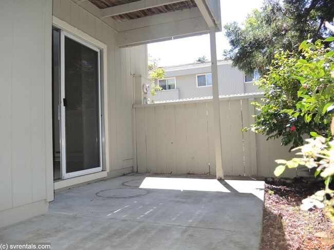 Building Photo - 905 Apricot Ave