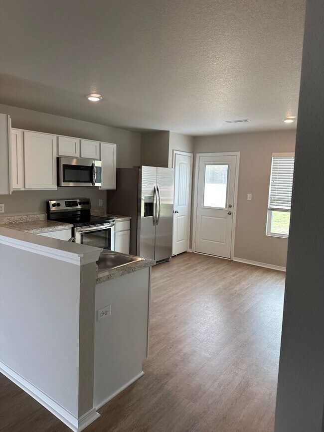 Foto del edificio - Comfort & Space Await — Pre-Leasing 4BR/2BA in Cypress Bend
