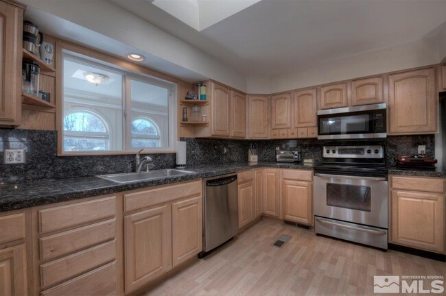Building Photo - 345 Hillcrest Dr