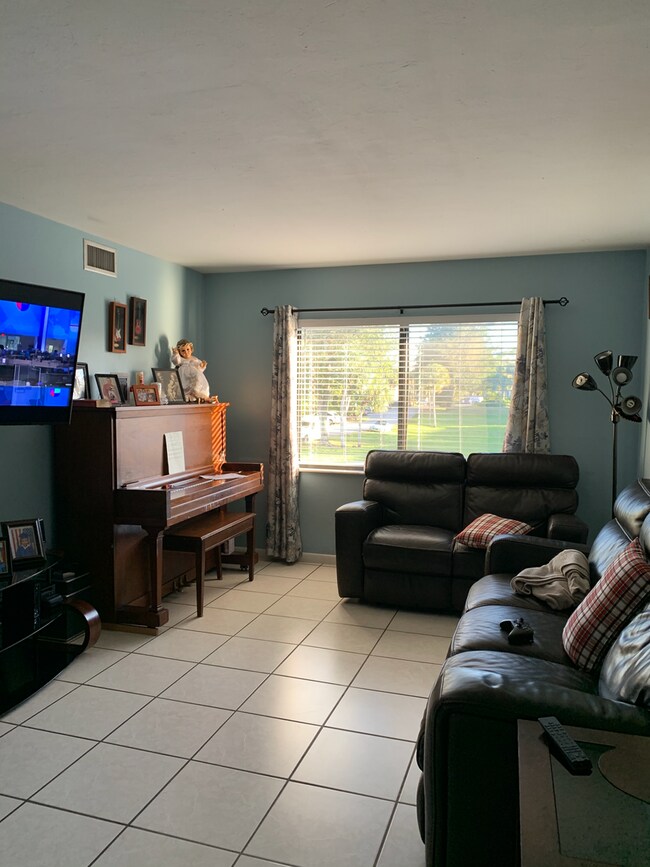 Building Photo - ** ANNUAL UNFURNISHED RENTAL ** - SPRINGWOOD - NEAR WINTERPARK AND EAST NAPLES MIDDLE SCHOOL***GR...