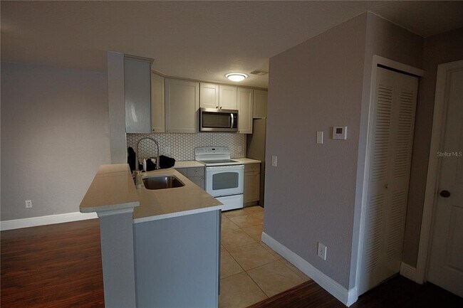 Foto del edificio - 8837 Latrec Ave