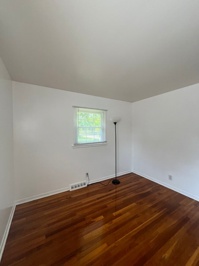 Bedroom - 119 W Swain St