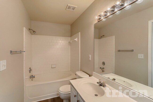 Foto del edificio - 4014 Howell Park Rd