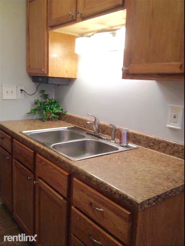 Kitchen - 832 Bloomfield Village Blvd