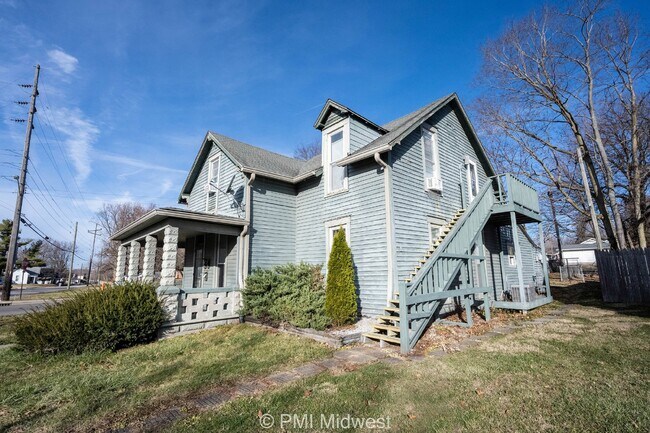 Foto del edificio - Charming 1-Bedroom Duplex with Modern Amen...