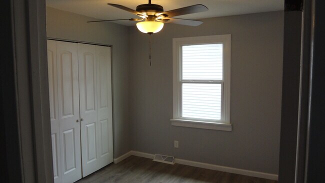 Building Photo - 847 S Laurel Ave