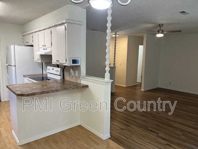 Building Photo - 1616 S Sycamore Ave