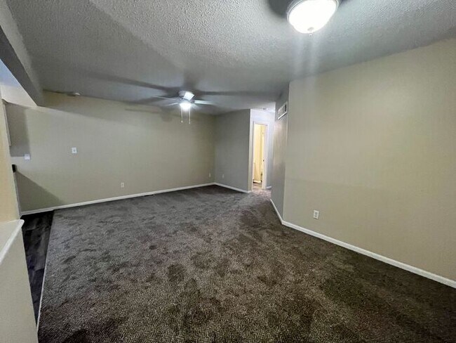 Building Photo - Spacious 3-Bed/2-Bath/1-Car Townhouse in P...