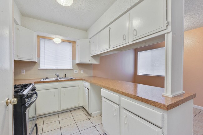 Building Photo - 5209 S Pleasant Valley Rd