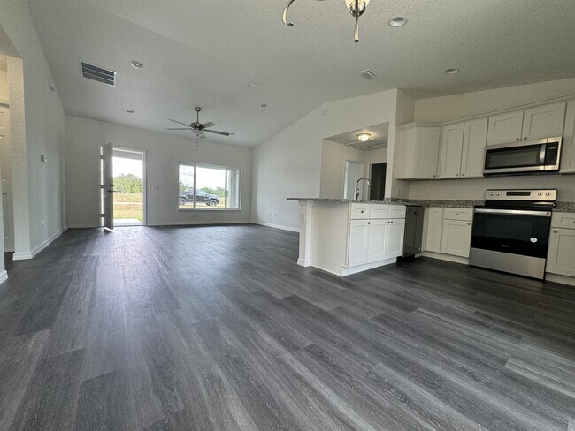 Building Photo - 91 Maple Dr